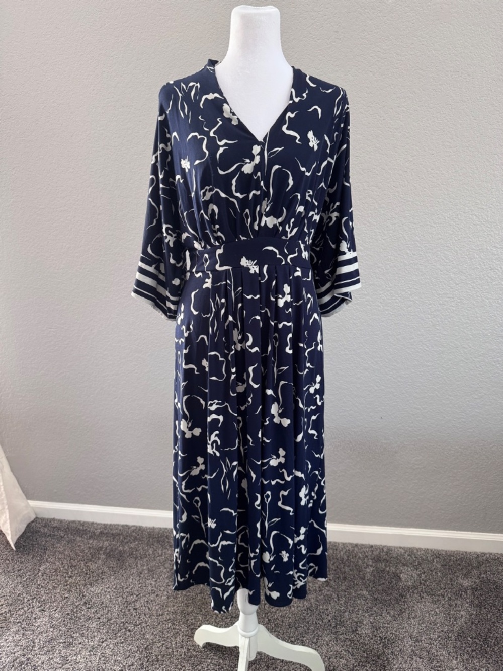CHICO'S Kimono Inspired Pleated Jersey Midi Dress Blue & White Size 1, Medium - Picture 2 of 9